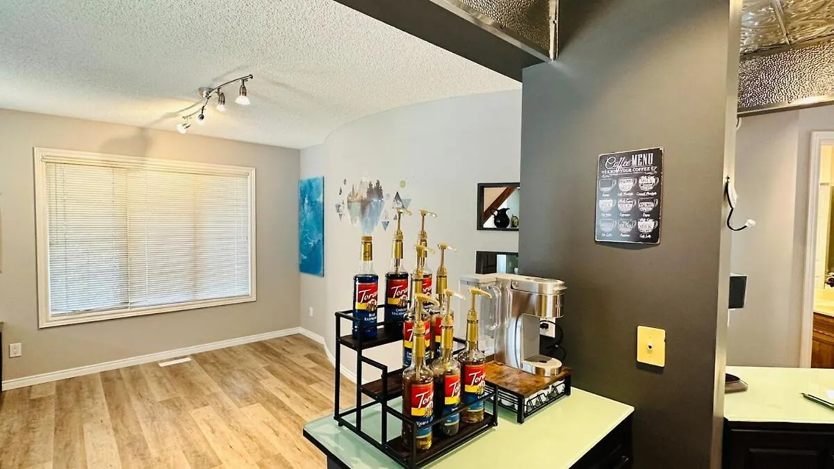 The Games House - Sleeps 8, 3 Bed, 3 Bath - Free Parking