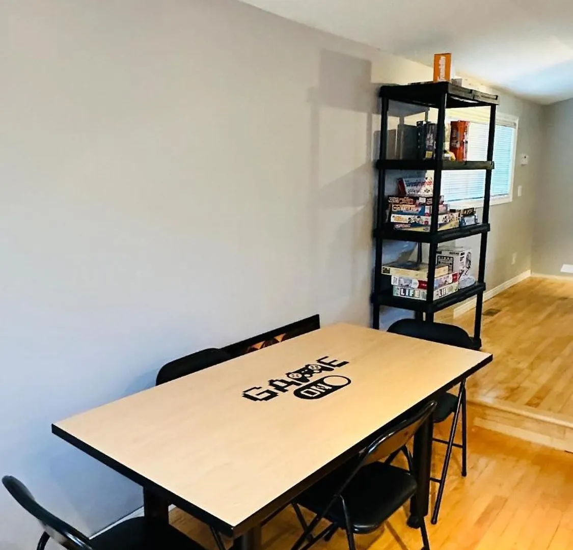 The Games House - Sleeps 8, 3 Bed, 3 Bath - Free Parking 0*, 卡加利 加拿大